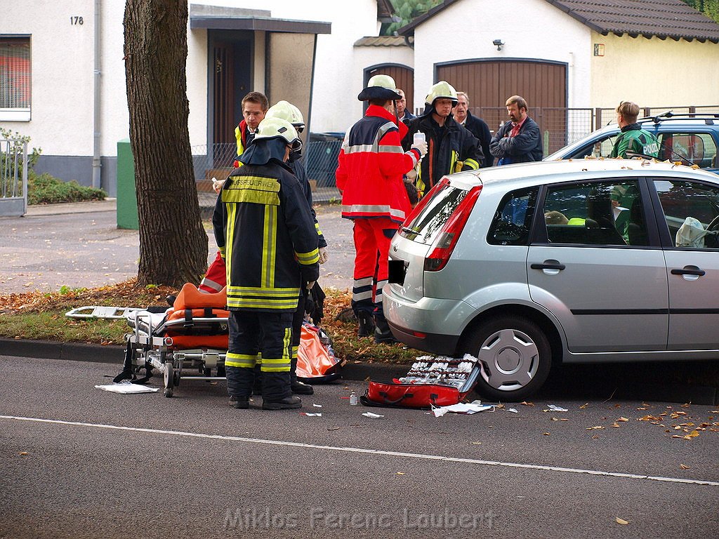 Herzinfarkt am Steuer dann gegen Baum Koeln Ostheim Ostheimerstr P139.JPG